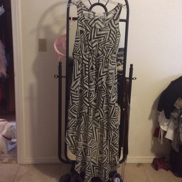 Hi-lo ruffle, sheet print dress. Zipper on side.