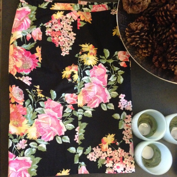 Victoria's Secret Dresses & Skirts - Body by Victoria floral pencil skirt