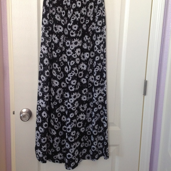 ⚡SALE⚡NWT daisy print jumpsuit - S - Picture 3 of 4