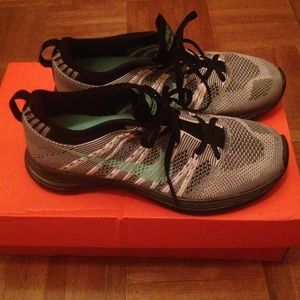 Nike women's size 7 tennis shoes