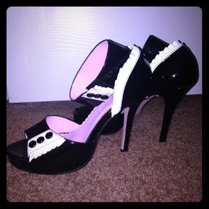 Black & White spectator like heels💣