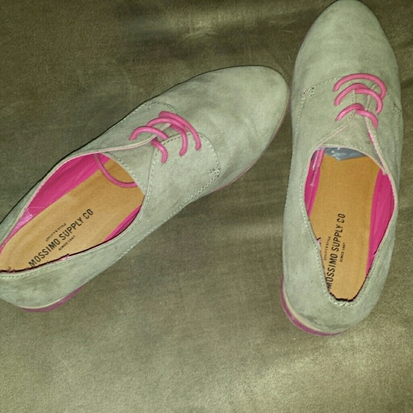 Shoes - Picture 3 of 4