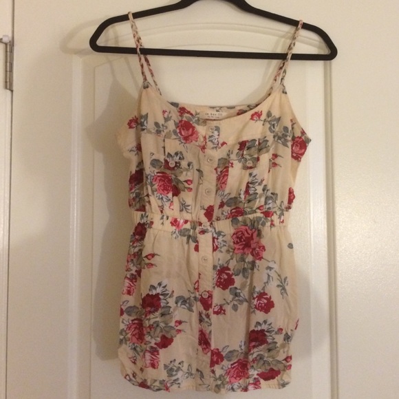 Floral top! Super cute and flattering! 💕