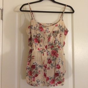 Floral top! Super cute and flattering! 💕