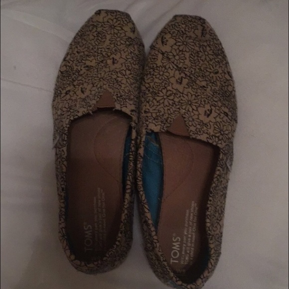 Burlap Flower Toms.