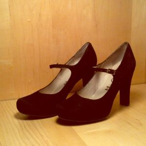 Unisa Black Pumps with Strap and Gold Clasp