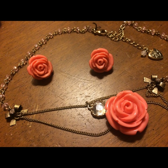 Betsey Johnson rose tier necklace & earrings - Picture 2 of 4