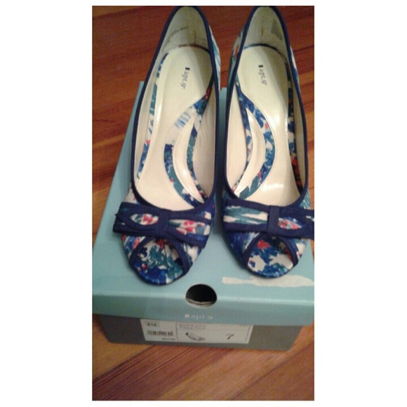 Apt 9 Floral Heels Size 7