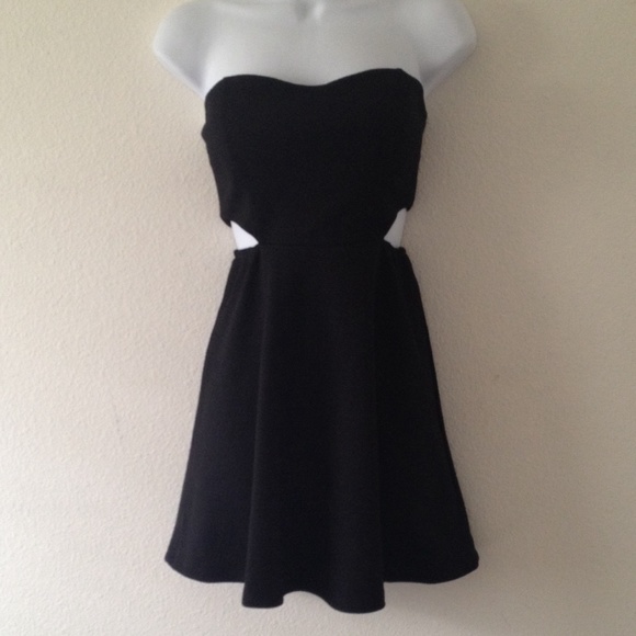 Dresses & Skirts - Cut out dress