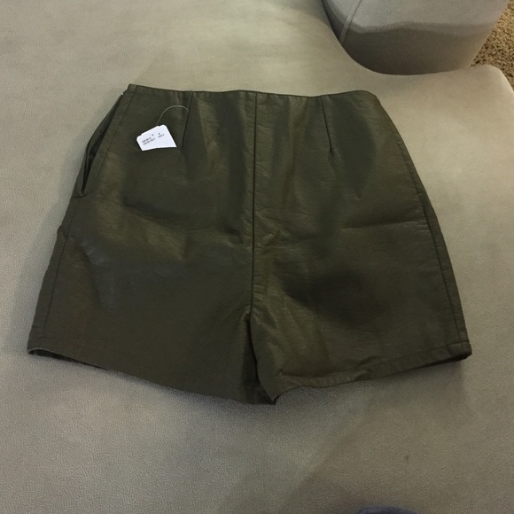 Olive high waisted faux leather  shorts size 25 - Picture 2 of 2