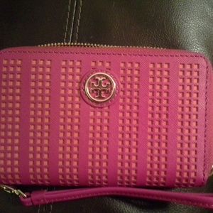 Tory Burch Robinson Perforated wrislet wallet