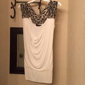 Scoop neck flowered shoulder top