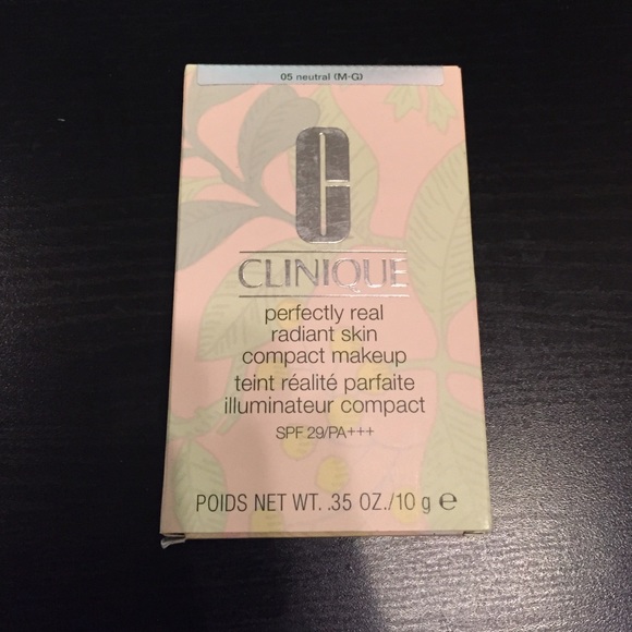 TWO Clinique Compact Makeup - 05 Neutral