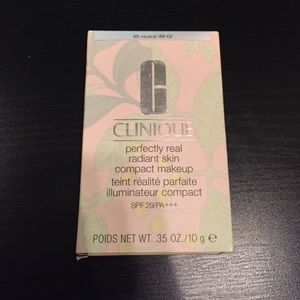 TWO Clinique Compact Makeup - 05 Neutral