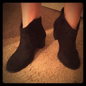 BLACK BOOTIES!