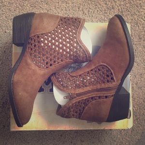 AVAILABLE MUDD BOOTS