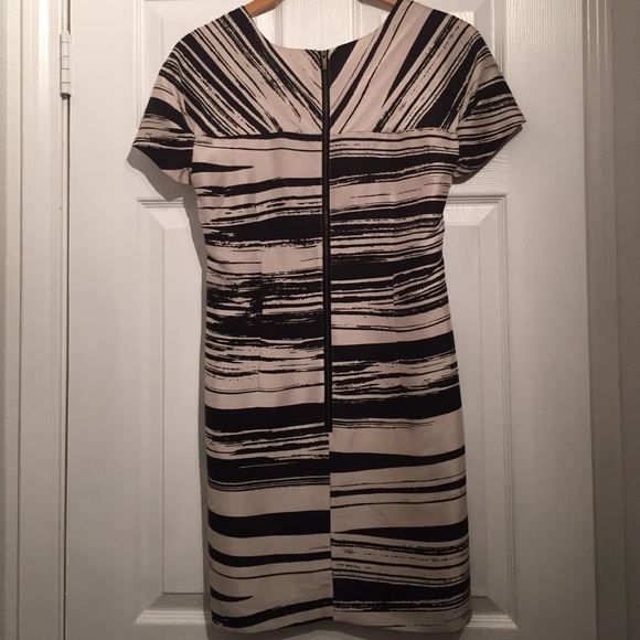 Banana Republic Sleeved Dress Black & Cream (6) - Picture 2 of 4