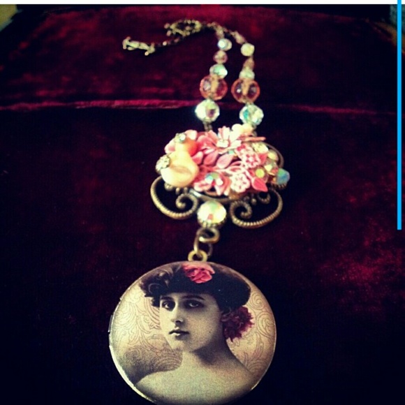 ⛔️SOLD⛔️ Handmade Locket Necklace with Pink - Picture 2 of 4