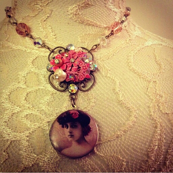 ⛔️SOLD⛔️ Handmade Locket Necklace with Pink - Picture 4 of 4