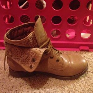 Combat boots