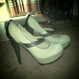 Jessica Simpson pumps