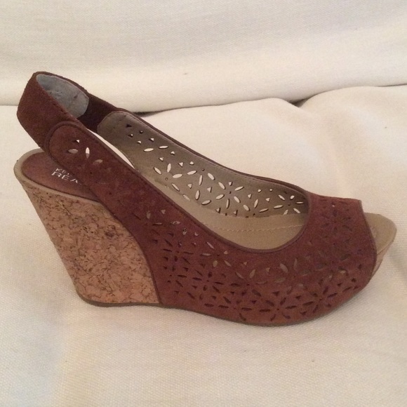 New In Box Kenneth Cole Wedges - Picture 2 of 4