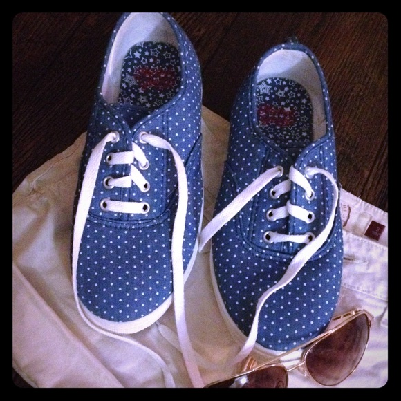 NWOT Light blue/chambray polka dot tennis shoes