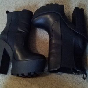 Black boots w/ chunky heel