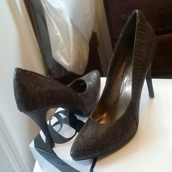 Sam and Libby faux snake skin pumps