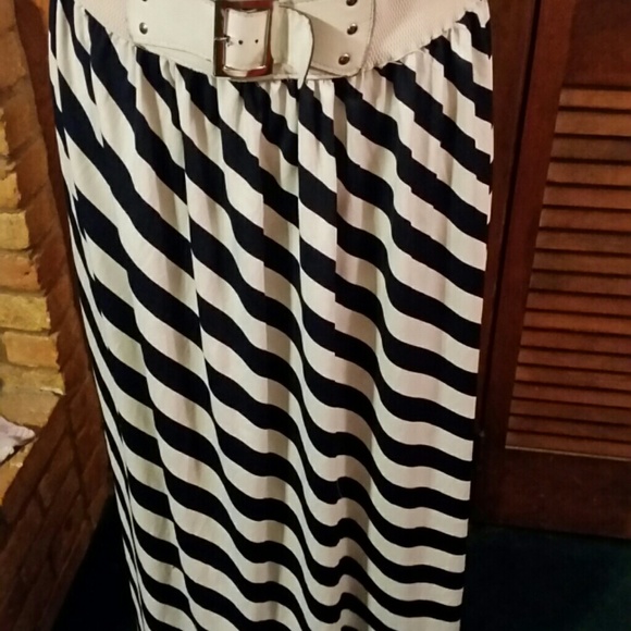Maxi skirt shirt and necklace