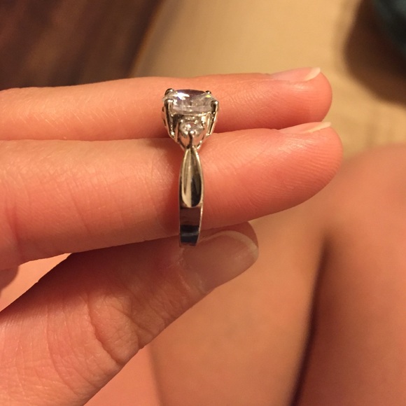 Size 7 ring - Picture 3 of 4