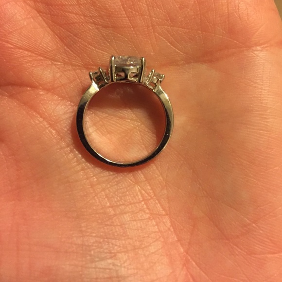 Size 7 ring - Picture 4 of 4