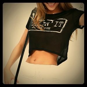 "KILLIN' IT" Black V-Neck Crop Top!