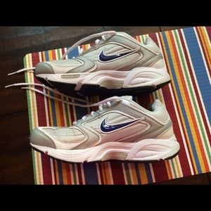 Nike walking shoes. Size 6. EUC. Make an offer! 💜