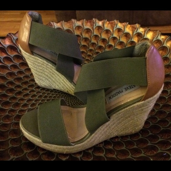 Steve Madden olive green wedges 7.5
