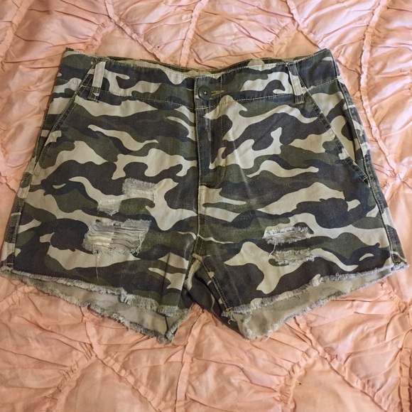Camo high wasted shorts