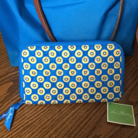 Vera Bradley NEW Zip-Around Wallet