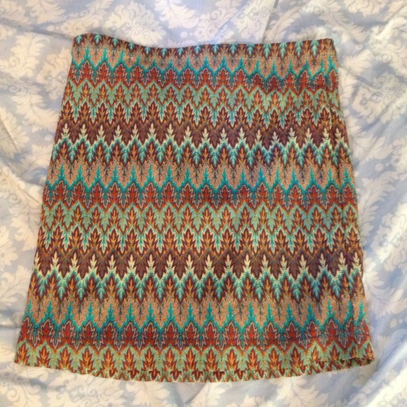 Tight skirt with design