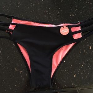 Low rise cheeky swimsuit bottom