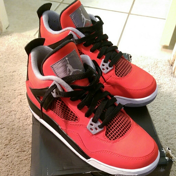 Jordan 4 Toro