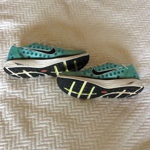 Nike dynamic support shoe