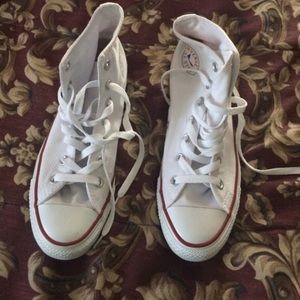 White high top converse 💕