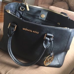 Michael Kors HandBag (NEGOTIABLE)