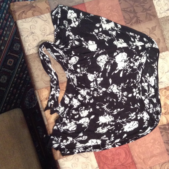 A black and white, floral blouse - Picture 1 of 2
