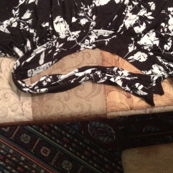 A black and white, floral blouse - Picture 2 of 2