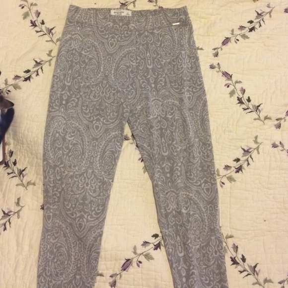 Patterned grey leggings
