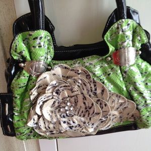 Green print handbag.
