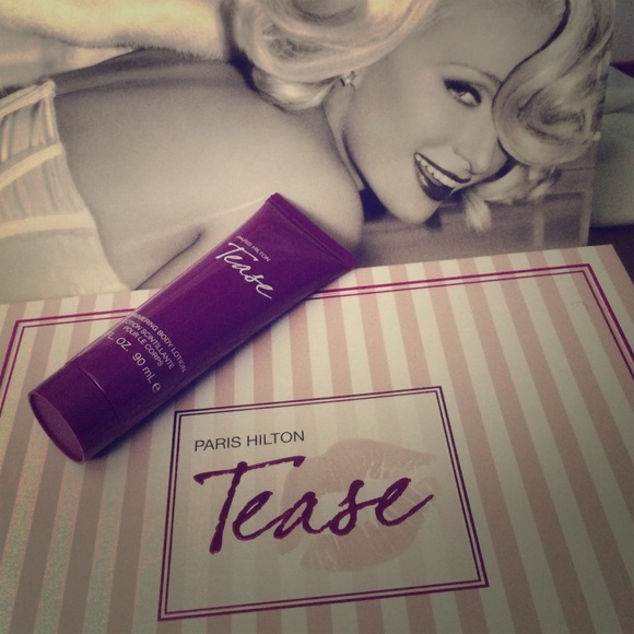 Paris Hilton Tease shimmering body lotion
