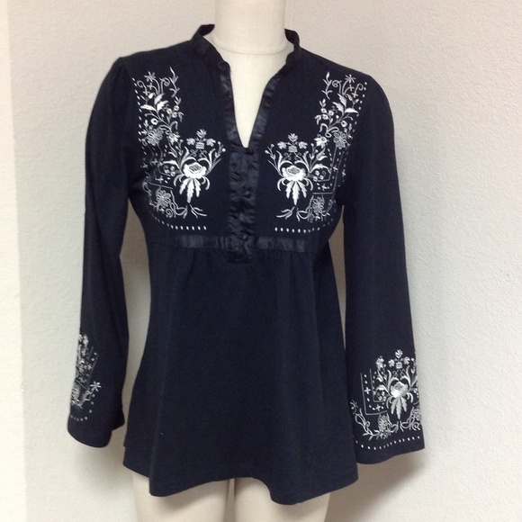 🎉Host Pick 9/5🎉 Black satin trim embroidered top