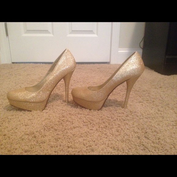 Gold stilettos - Picture 1 of 2